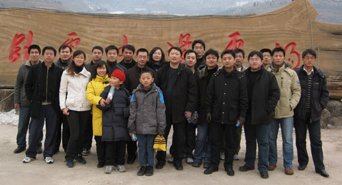 确信公司组织员工参加卧虎山滑雪活动(图1)